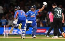 খাদের কিনারা থেকে ম্যাচ জিতলো ভারত